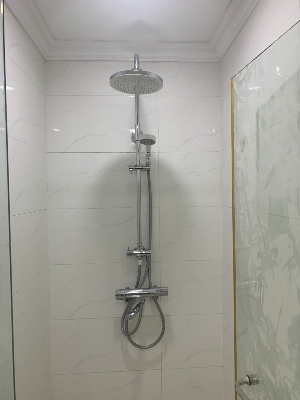 Sen cây TOTO TBW04401J có khống chế nhiệt độ gồm 1 sen cây và 1 sen tắm cầm tay