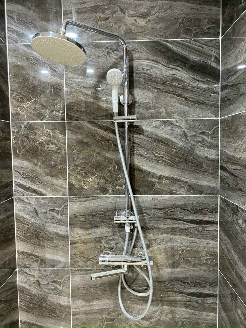 Sen cây TOTO TBW04401J có khống chế nhiệt độ gồm 1 sen cây và 1 sen tắm cầm tay