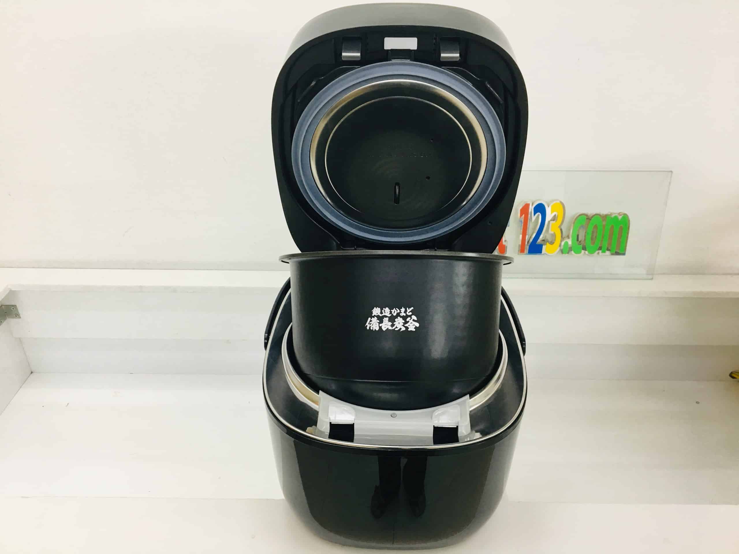 Nồi cơm điện Toshiba RC-18VXR có áp suất và hút chân không mẫu mới 2021