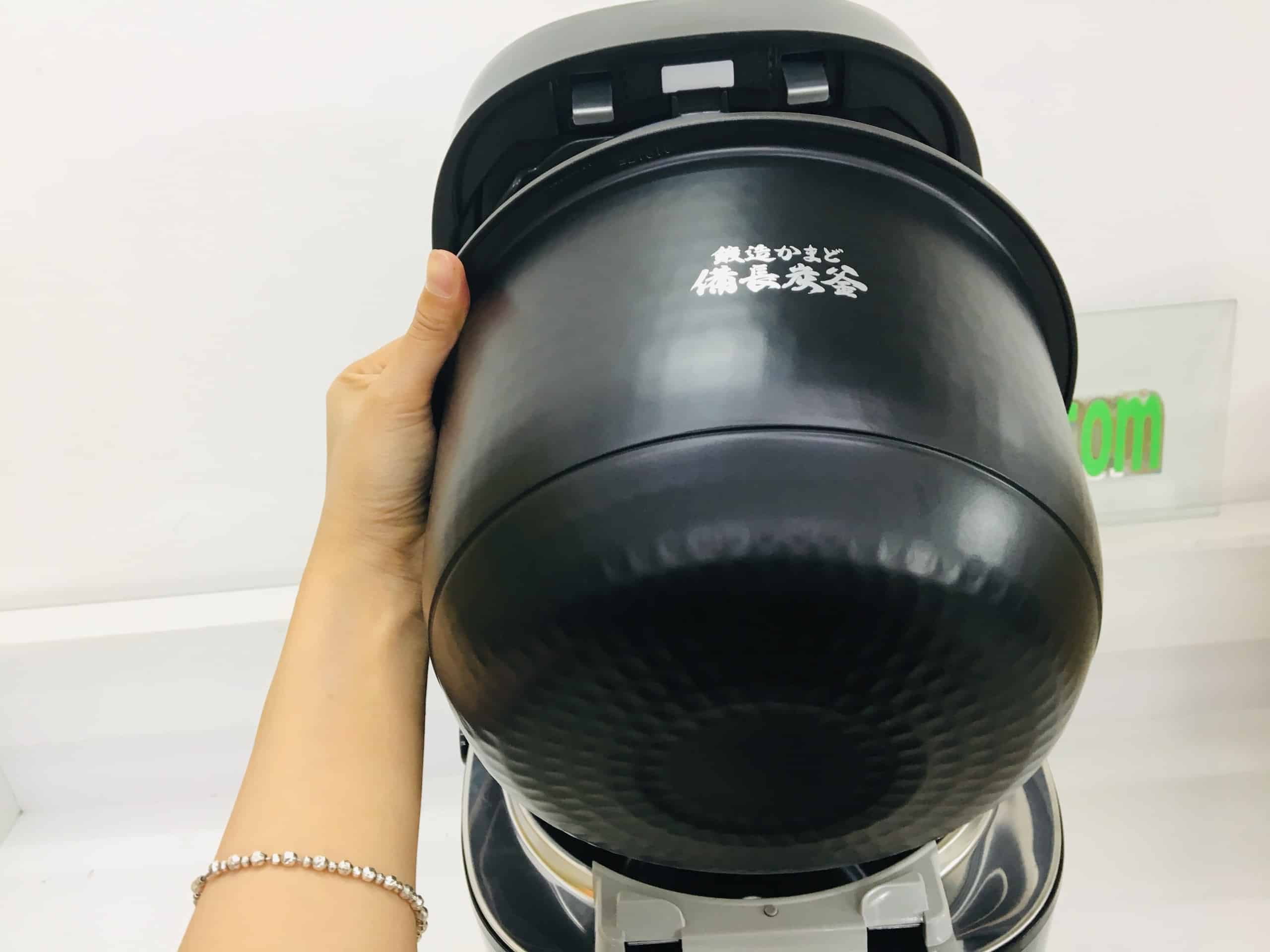 Nồi cơm điện Toshiba RC-18VXR có áp suất và hút chân không mẫu mới 2021
