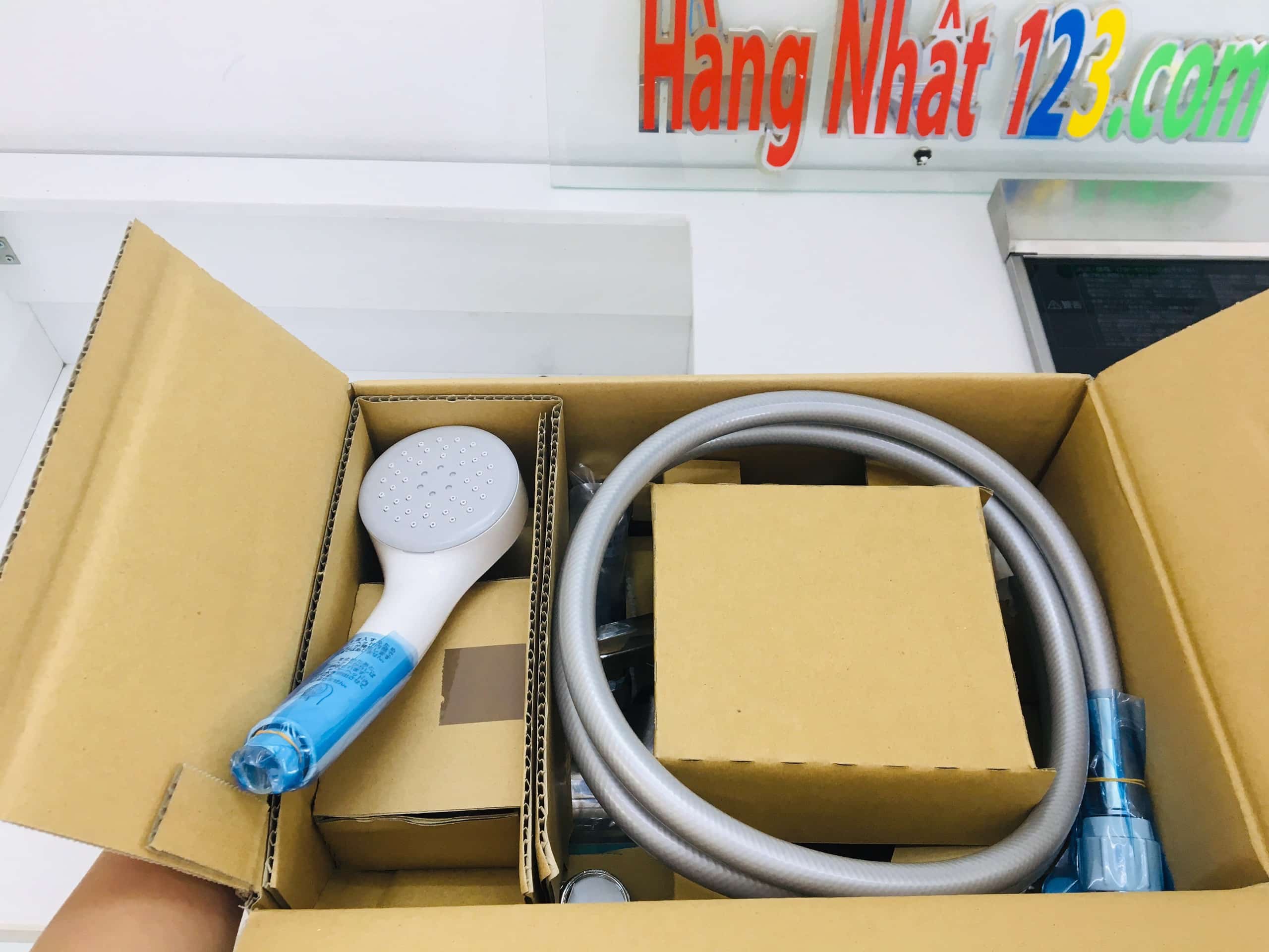 Sen tắm TOTO TMN40TE mở nước bắng nút bấm và có khống chế nhiệt độ