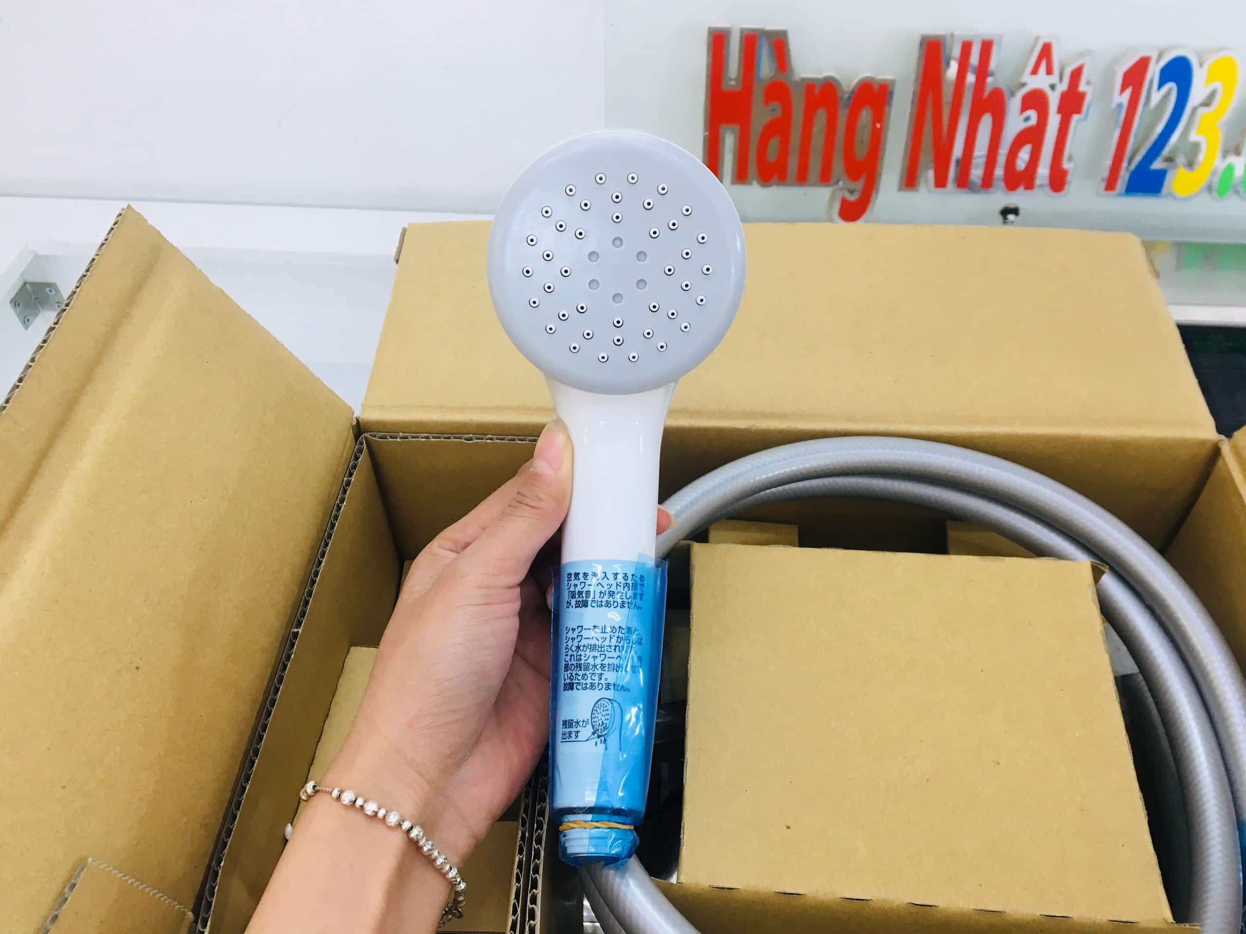 Sen tắm TOTO TMN40TE mở nước bắng nút bấm và có khống chế nhiệt độ