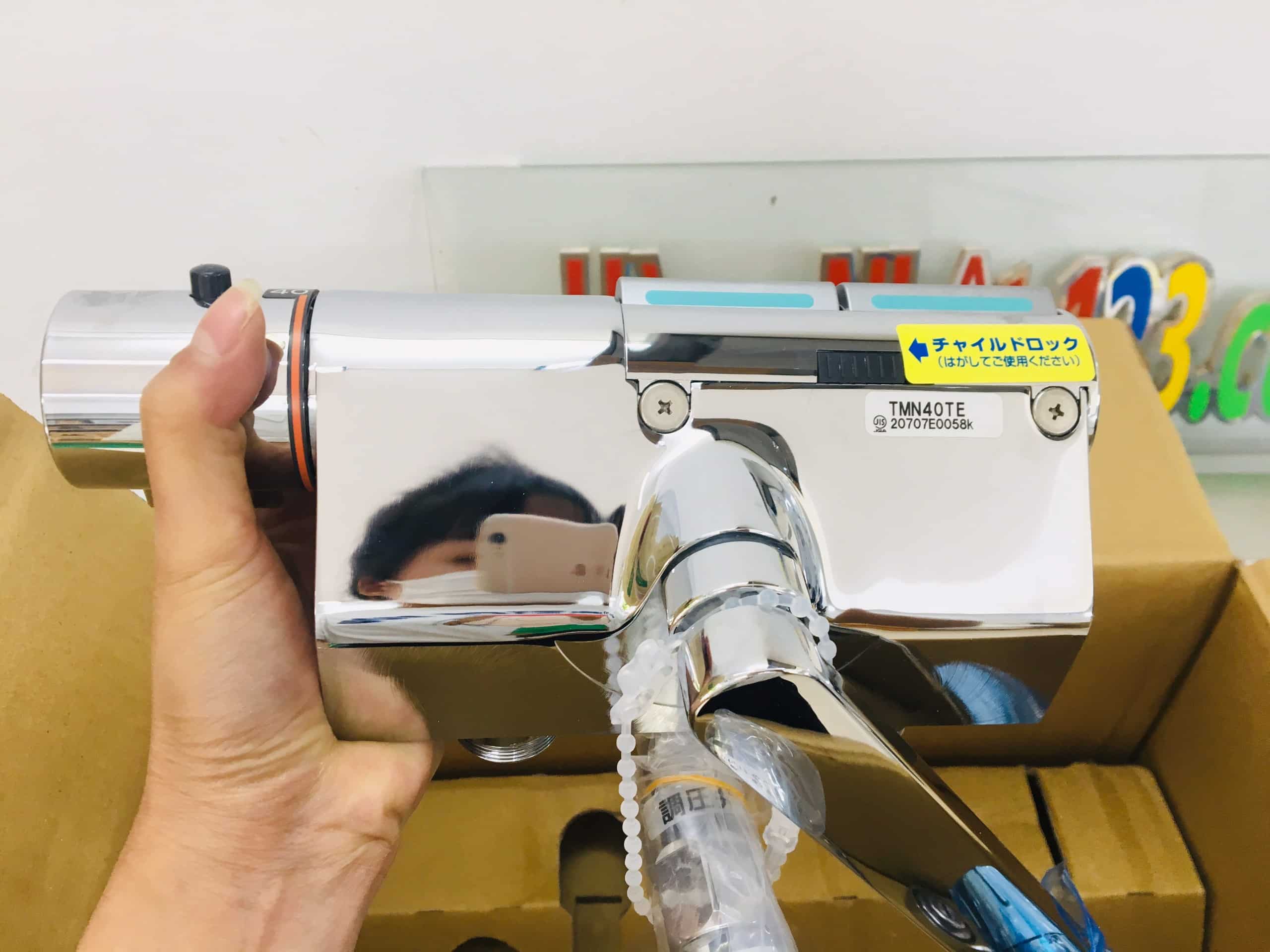 Sen tắm TOTO TMN40TE mở nước bắng nút bấm và có khống chế nhiệt độ