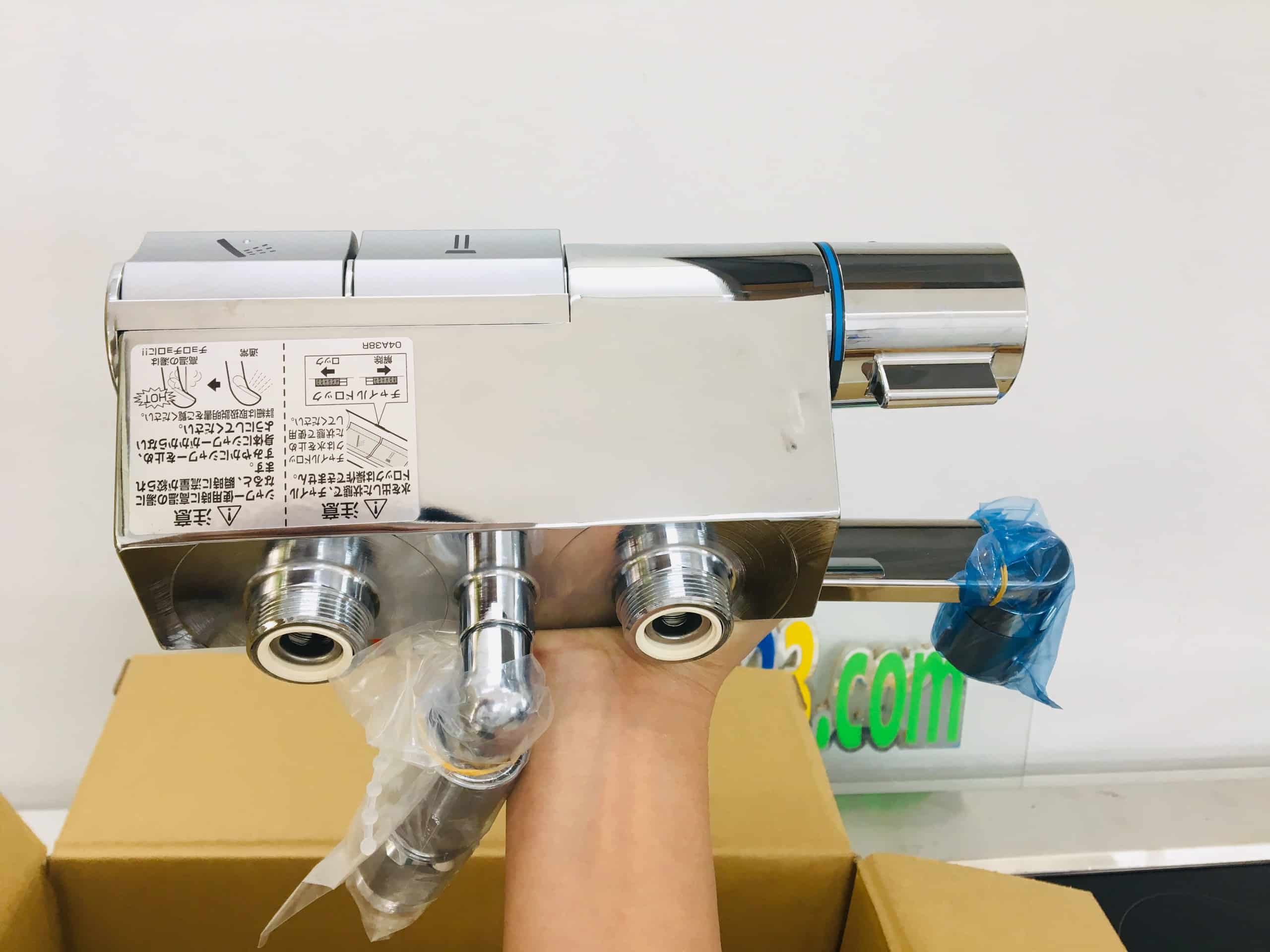 Sen tắm TOTO TMN40TE mở nước bắng nút bấm và có khống chế nhiệt độ