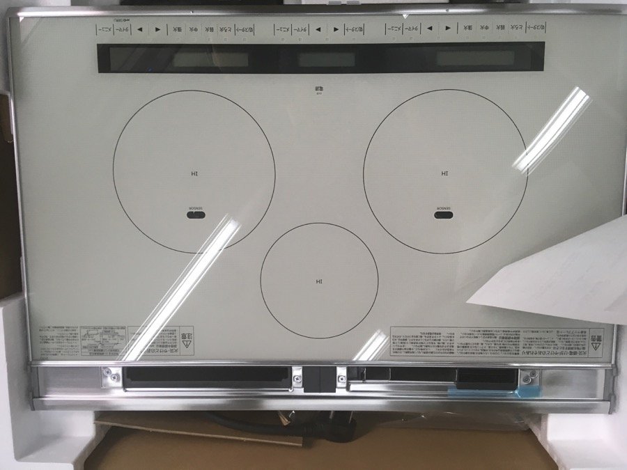 Bếp từ Hitachi HT-L8STWF với ba bếp từ và một lò nướng