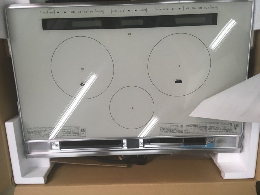 Bếp từ Hitachi HT-L8STWF với ba bếp từ và một lò nướng