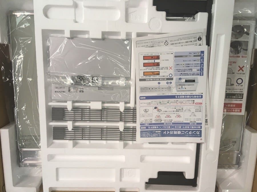 Bếp từ Hitachi HT-L8STWF với ba bếp từ và một lò nướng