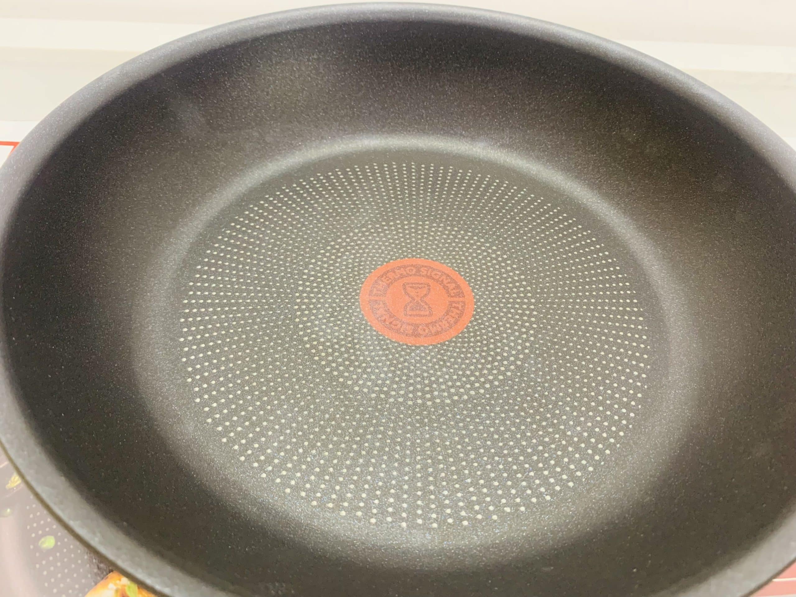 Chảo chiên T-Fal G22705 loại 26CM với lớp phủ Titanium
