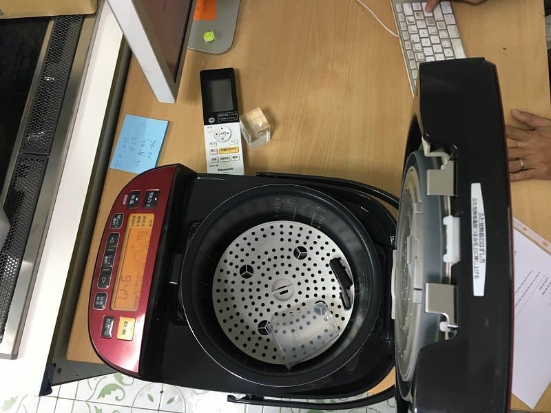 Nồi cơm điện Panasonic SR-YP183 cao tần IH và có áp suất