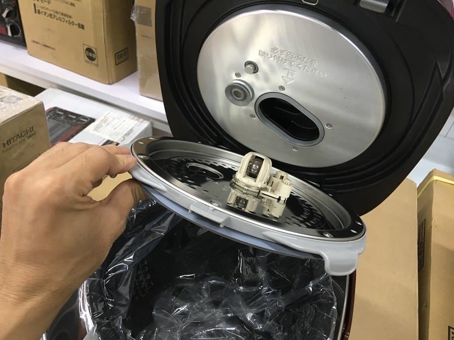 Nồi cơm điện Toshiba RC-18VSK-R có áp suất và hút chân không