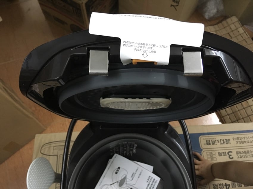 Nồi cơm điện ZOJIRUSHI NP-ZF18-TD với cao tần IH và áp suất