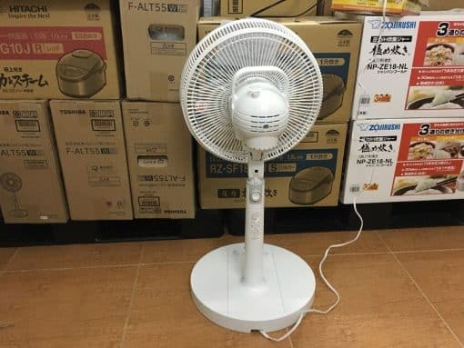 Quạt điện toshiba f-alt55-w với 7 cánh 30cm siêu êm với điều khiển từ xa