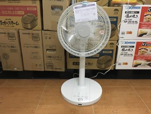 Quạt điện toshiba f-alt55-w với 7 cánh 30cm siêu êm với điều khiển từ xa