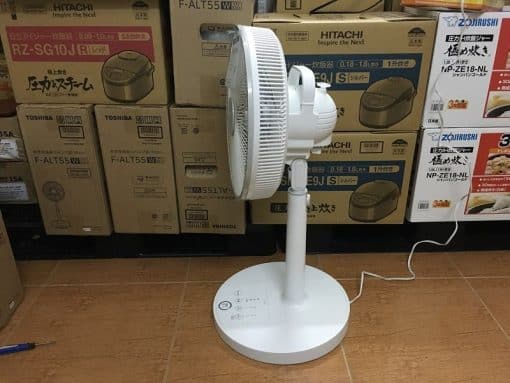 Quạt điện toshiba f-alt55-w với 7 cánh 30cm siêu êm với điều khiển từ xa
