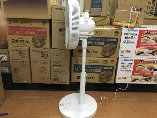 Quạt điện toshiba f-alt55-w với 7 cánh 30cm siêu êm với điều khiển từ xa