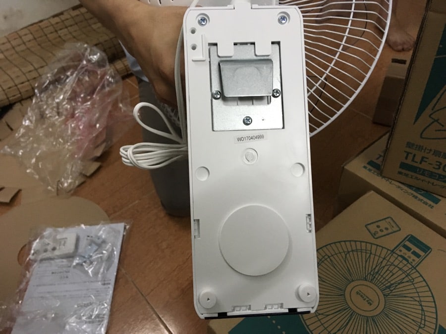 Quạt điện treo tường Toshiba TLF-30R20-W với điều khiển từ xa