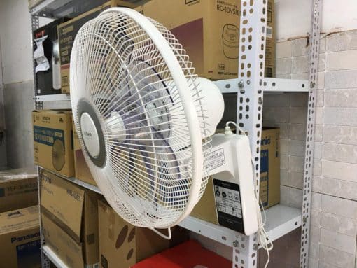 Quạt điện treo tường toshiba tlf-30r22-w gồm 7 cánh quạt đường kính 30cm