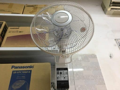 Quạt điện treo tường toshiba tlf-30r22-w gồm 7 cánh quạt đường kính 30cm