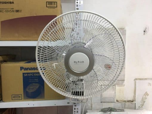 Quạt điện treo tường toshiba tlf-30r22-w gồm 7 cánh quạt đường kính 30cm