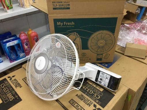 Quạt điện treo tường toshiba tlf-30r22-w gồm 7 cánh quạt đường kính 30cm