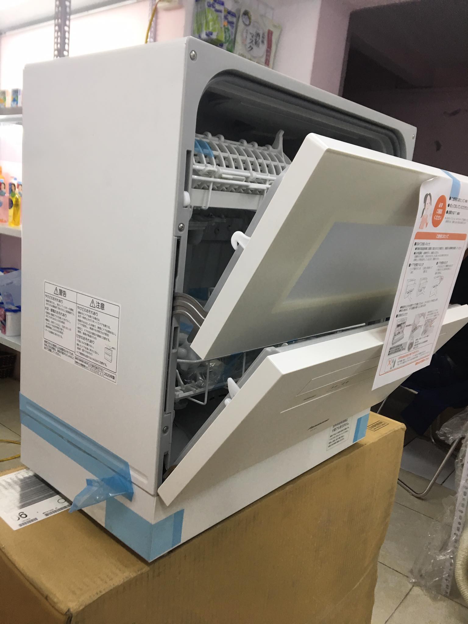 Máy rửa bát Panasonic NP-TH3-W (màu trắng) có Econavi