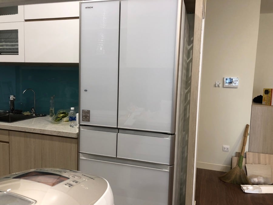 Tủ lạnh Hitachi R-XG5600G với 6 cửa mặt gương và hút chân không