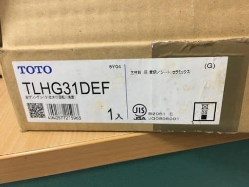 Vòi chậu rửa mặt toto tlhg31def xoay được đầu nước và có cần gạt thoát nước đi kèm