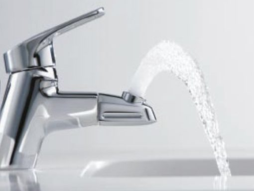 Vòi chậu rửa mặt toto tlhg31def xoay được đầu nước và có cần gạt thoát nước đi kèm