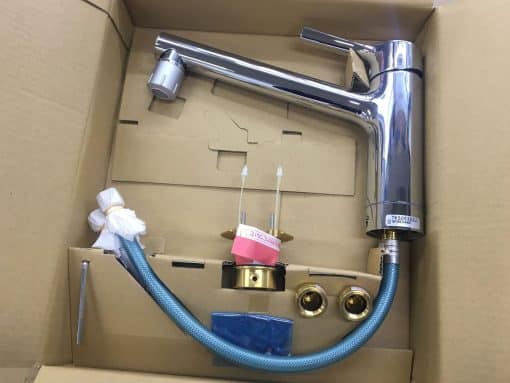 Vòi rửa bát nhà bếp toto tks05303j với khả năng điều khiển chế độ nước ngay tại đầu vòi