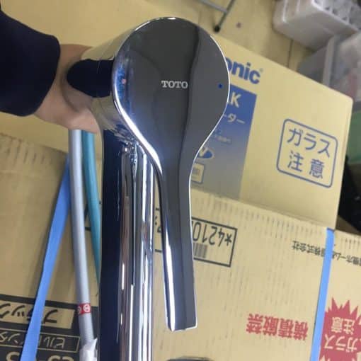 Vòi rửa bát nhà bếp toto tks05303j với khả năng điều khiển chế độ nước ngay tại đầu vòi