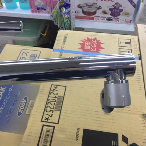 Vòi rửa bát nhà bếp toto tks05303j với khả năng điều khiển chế độ nước ngay tại đầu vòi