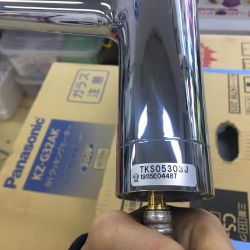 Vòi rửa bát nhà bếp toto tks05303j với khả năng điều khiển chế độ nước ngay tại đầu vòi