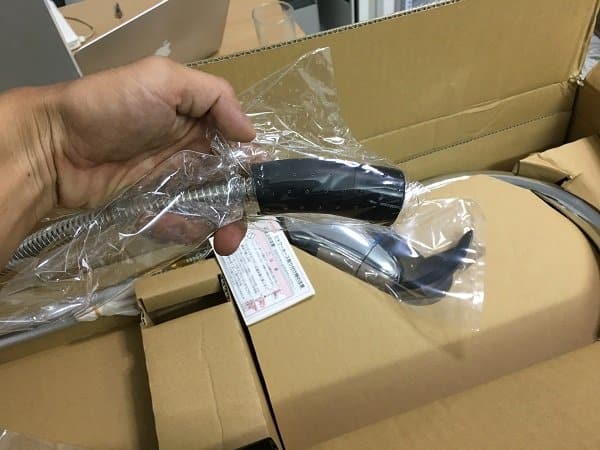 Vòi rửa nhà bếp TOTO TKN34PBN kiểu cổ ngỗng và kéo dài có tay nắm trộn nước