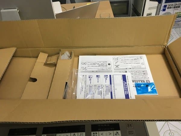 Vòi rửa nhà bếp TOTO TKN34PBN kiểu cổ ngỗng và kéo dài có tay nắm trộn nước