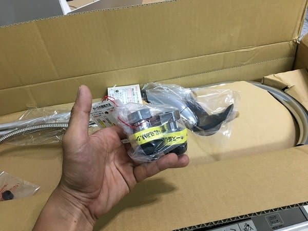 Vòi rửa nhà bếp TOTO TKN34PBN kiểu cổ ngỗng và kéo dài có tay nắm trộn nước